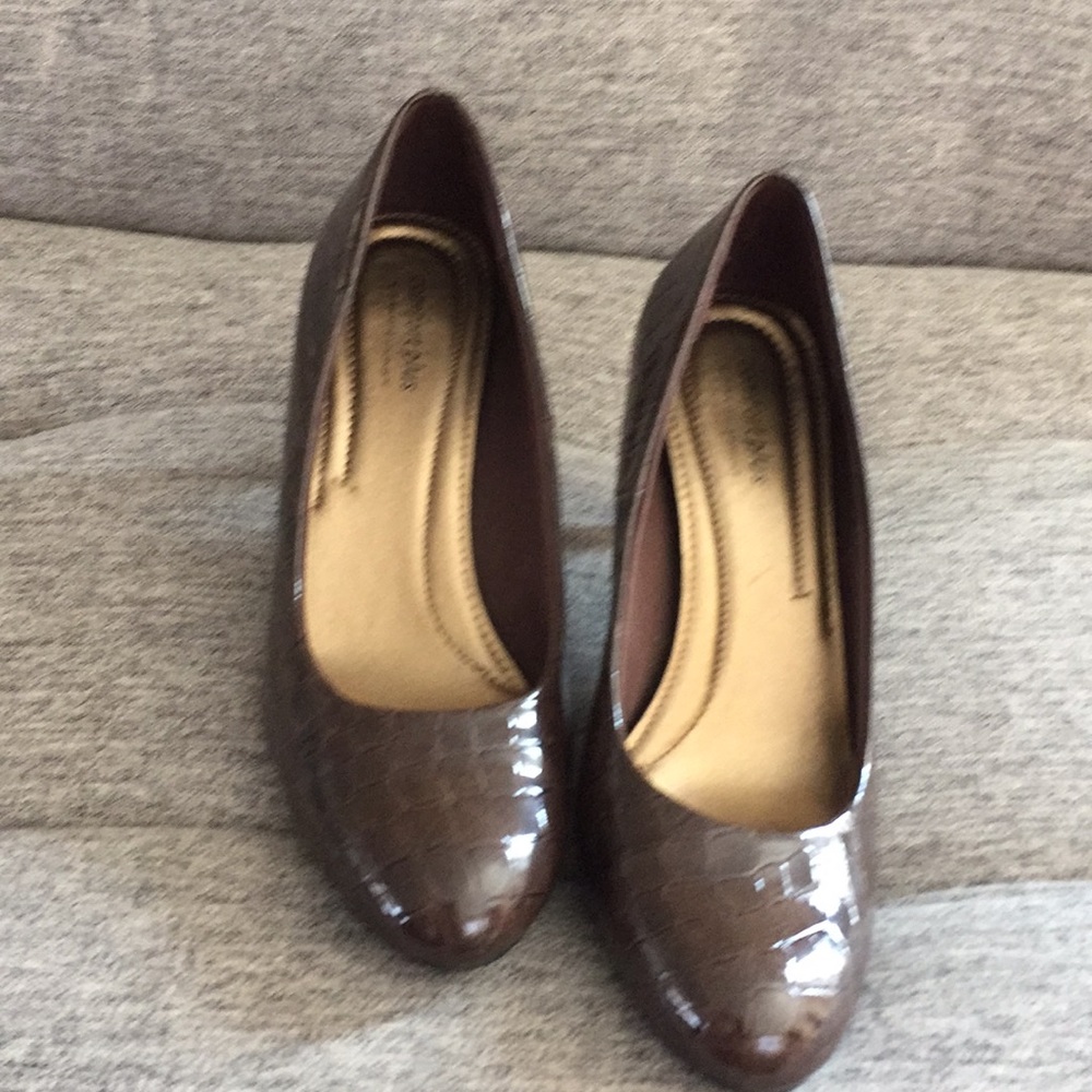 Beautiful brown comfort plus small heel shoes.